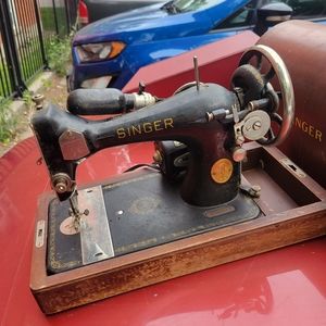 Vintage Singer sewing machine in working condition! 1949-1951